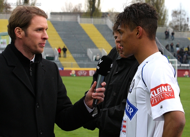 Sturm Graz - Ried
Oesterreichische Fussball Bundesliga, 29. Runde,  SV Mattersburg - SK Sturm Graz, Pappelstadion Mattersburg, 08.04.2012. 

Foto zeigt Rubin Rafael Okotie (Sturm) beim Interview
