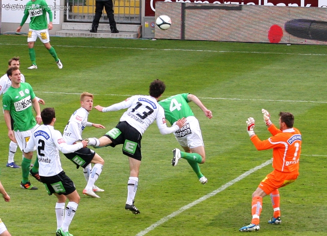 Sturm Graz - Ried
Oesterreichische Fussball Bundesliga, 29. Runde,  SV Mattersburg - SK Sturm Graz, Pappelstadion Mattersburg, 08.04.2012. 

Foto zeigt Giorgi Popkhadze (Sturm), Thomas Burgstaller (Sturm), Nedeljko Malic (Mattersburg) und Christian Gratzei (Sturm)
