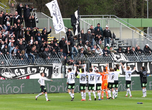 Sturm Graz - Ried
Oesterreichische Fussball Bundesliga, 29. Runde,  SV Mattersburg - SK Sturm Graz, Pappelstadion Mattersburg, 08.04.2012. 

Foto zeigt die Mannschaft von Sturm und Fans von Sturm
Schlüsselwörter: jubel