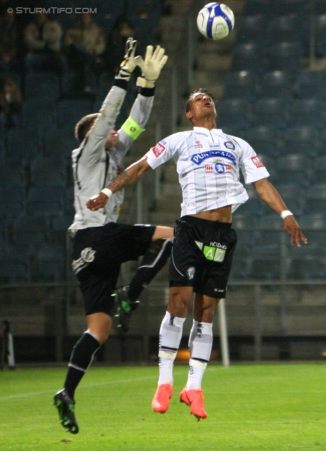 Sturm Graz - Hartberg
OEFB Cup, Viertelfinale,  SK Sturm Graz - TSV Hartberg, Stadion Liebenau Graz, 11.04.2012. 

Foto zeigt Juergen Rindler (Hartberg) und Rubin Rafael Okotie (Sturm)
