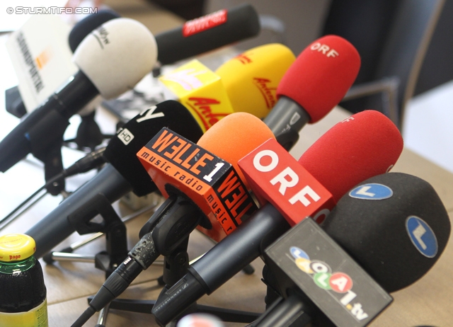 Pressekonferenz Sturm Graz
Oesterreichische Fussball Bundesliga, SK Sturm Graz Pressekonferenz, Trainingszentrum Messendorf, 12.04.2012.

Foto zeigt Mikrofone
