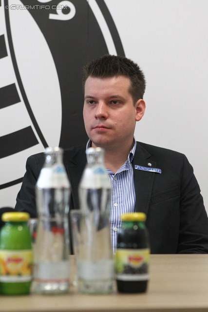 Pressekonferenz Sturm Graz
Oesterreichische Fussball Bundesliga, SK Sturm Graz Pressekonferenz, Trainingszentrum Messendorf, 12.04.2012.

Foto zeigt Christopher Houben (wirtschaftl. Geschaeftsfuehrer Sturm)
