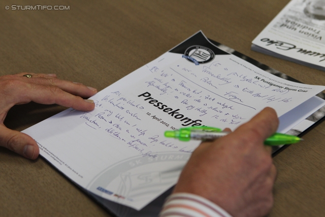 Pressekonferenz Sturm Graz
Oesterreichische Fussball Bundesliga, SK Sturm Graz Pressekonferenz, Trainingszentrum Messendorf, 12.04.2012.

Foto zeigt einen Notizblock eines Journalisten
