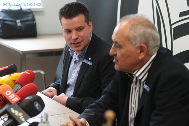 Pressekonferenz Sturm Graz
Oesterreichische Fussball Bundesliga, SK Sturm Graz Pressekonferenz, Trainingszentrum Messendorf, 12.04.2012.

Foto zeigt Christopher Houben (wirtschaftl. Geschaeftsfuehrer Sturm) und Paul Gludovatz (sportl. Geschaeftsfuehrer Sturm)
