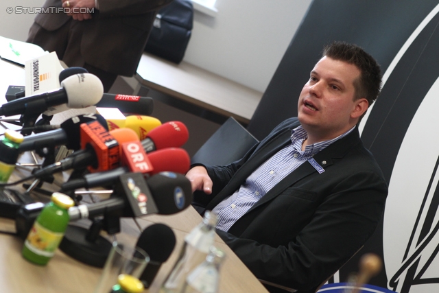 Pressekonferenz Sturm Graz
Oesterreichische Fussball Bundesliga, SK Sturm Graz Pressekonferenz, Trainingszentrum Messendorf, 12.04.2012.

Foto zeigt Christopher Houben (wirtsch. Geschaeftsfuehrer Sturm)
