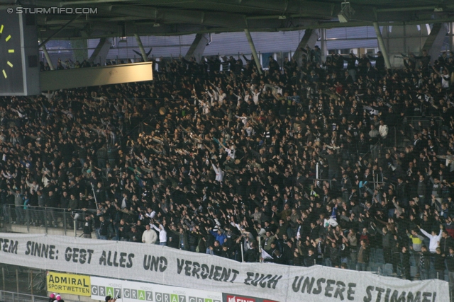 Sturm Graz - Salzburg
Oesterreichische Fussball Bundesliga, 30. Runde,  SK Sturm Graz - RB Salzburg, Stadion Liebenau Graz, 14.04.2012. 

Foto zeigt Fans von Sturm mit einem Spruchband
Schlüsselwörter: protest