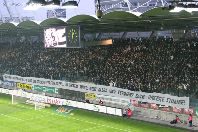 Sturm Graz - Salzburg
Oesterreichische Fussball Bundesliga, 30. Runde,  SK Sturm Graz - RB Salzburg, Stadion Liebenau Graz, 14.04.2012. 

Foto zeigt Fans von Sturm mit einem Spruchband
Schlüsselwörter: protest