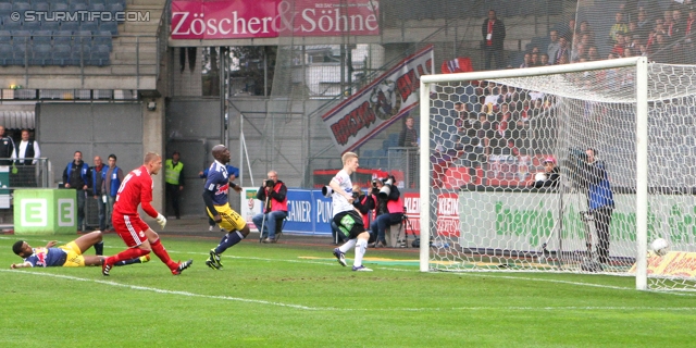 Sturm Graz - Salzburg
Oesterreichische Fussball Bundesliga, 30. Runde,  SK Sturm Graz - RB Salzburg, Stadion Liebenau Graz, 14.04.2012. 

Foto zeigt Alexander Walke (Salzburg) und Florian Kainz (Sturm)
Schlüsselwörter: tor