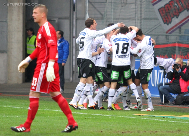 Sturm Graz - Salzburg
Oesterreichische Fussball Bundesliga, 30. Runde,  SK Sturm Graz - RB Salzburg, Stadion Liebenau Graz, 14.04.2012. 

Foto zeigt Alexander Walke (Salzburg), Florian Neuhold (Sturm), Joachim Standfest (Sturm, Florian Kainz (Sturm)) und Haris Bukva (Sturm)
Schlüsselwörter: torjubel