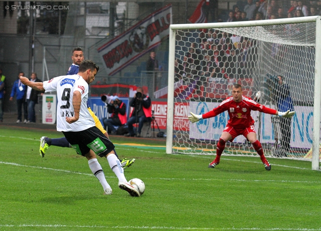 Sturm Graz - Salzburg
Oesterreichische Fussball Bundesliga, 30. Runde,  SK Sturm Graz - RB Salzburg, Stadion Liebenau Graz, 14.04.2012. 

Foto zeigt Haris Bukva (Sturm) und Alexander Walke (Salzburg)
