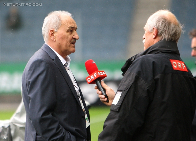 Sturm Graz - Salzburg
Oesterreichische Fussball Bundesliga, 30. Runde,  SK Sturm Graz - RB Salzburg, Stadion Liebenau Graz, 14.04.2012. 

Foto zeigt Paul Gludovatz (sportl. Geschaeftsfuehrer Sturm) beim Interview
