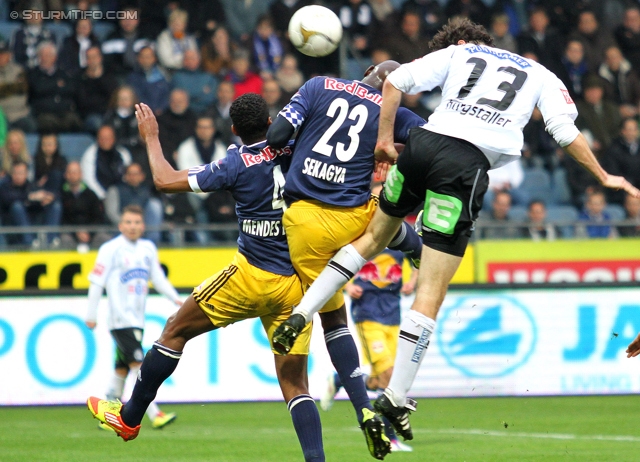 Sturm Graz - Salzburg
Oesterreichische Fussball Bundesliga, 30. Runde,  SK Sturm Graz - RB Salzburg, Stadion Liebenau Graz, 14.04.2012. 

Foto zeigt Davide Mendes Da Silva Goncalves (Salzburg), Ibrahim Sekagya (Salzburg) und Thomas Burgstaller (Sturm)
Schlüsselwörter: kopfball