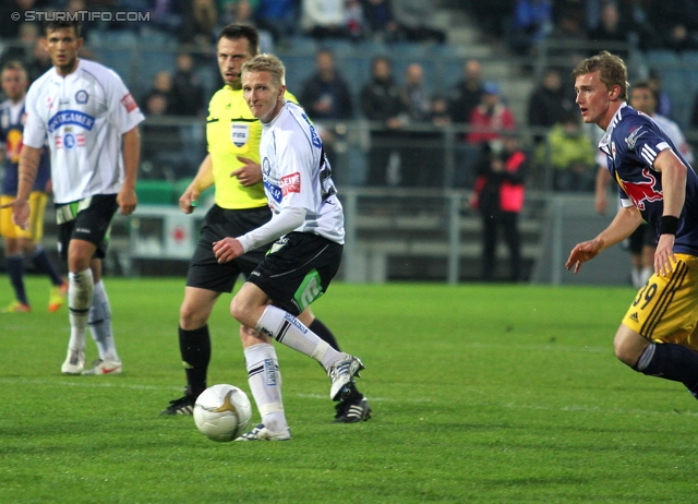 Sturm Graz - Salzburg
Oesterreichische Fussball Bundesliga, 30. Runde,  SK Sturm Graz - RB Salzburg, Stadion Liebenau Graz, 14.04.2012. 

Foto zeigt Matthias Koch (Sturm) und Schiedsrichter Gerhard Grobelnik
