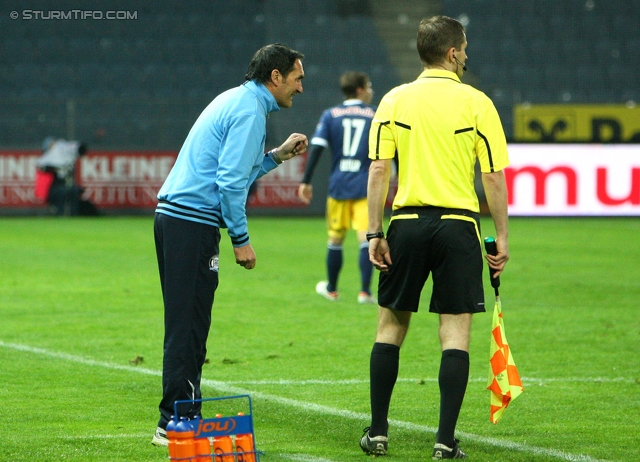 Sturm Graz - Salzburg
Oesterreichische Fussball Bundesliga, 30. Runde,  SK Sturm Graz - RB Salzburg, Stadion Liebenau Graz, 14.04.2012. 

Foto zeigt Thomas Kristl (Cheftrainer Sturm) und Schiedsrichter-Assistent Alain Hoxha
