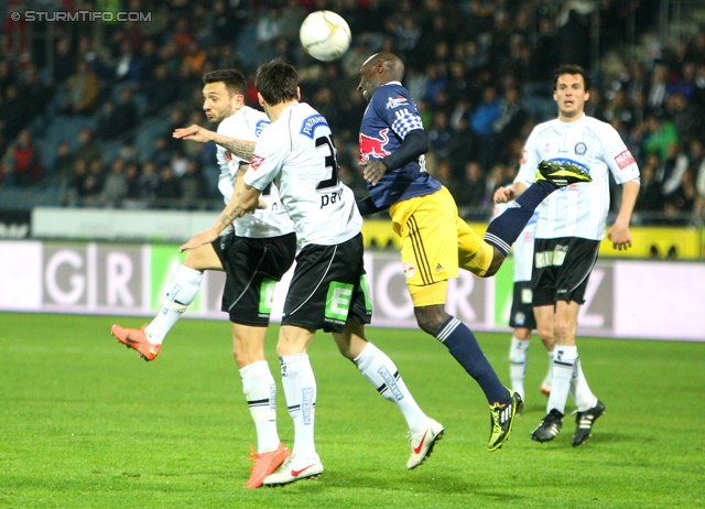 Sturm Graz - Salzburg
Oesterreichische Fussball Bundesliga, 30. Runde,  SK Sturm Graz - RB Salzburg, Stadion Liebenau Graz, 14.04.2012. 

Foto zeigt Darko Bodul (Sturm), Srdjan Pavlov (Sturm) und Ibrahim Sekagya (Salzburg)
