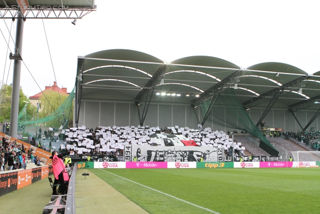 Rapid Wien - Sturm Graz
Oesterreichische Fussball Bundesliga, 31. Runde,  SK Rapid Wien - SK Sturm Graz, Gerhard Hanappi Stadion Wien, 22.04.2012. 

Foto zeigt Fans von Sturm mit einer Choreografie
