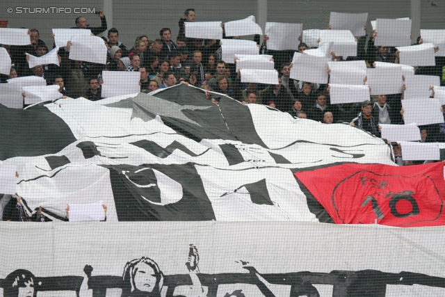 Rapid Wien - Sturm Graz
Oesterreichische Fussball Bundesliga, 31. Runde,  SK Rapid Wien - SK Sturm Graz, Gerhard Hanappi Stadion Wien, 22.04.2012. 

Foto zeigt Fans von Sturm mit einer Choreografie
