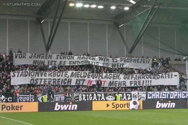 Rapid Wien - Sturm Graz
Oesterreichische Fussball Bundesliga, 31. Runde,  SK Rapid Wien - SK Sturm Graz, Gerhard Hanappi Stadion Wien, 22.04.2012. 

Foto zeigt Fans von Sturm mit einem Spruchband
Schlüsselwörter: protest