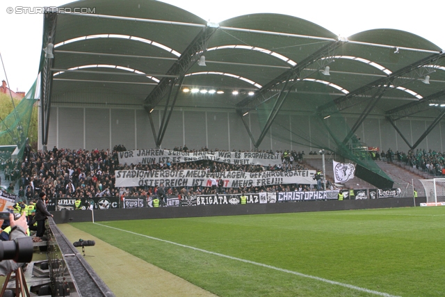 Rapid Wien - Sturm Graz
Oesterreichische Fussball Bundesliga, 31. Runde,  SK Rapid Wien - SK Sturm Graz, Gerhard Hanappi Stadion Wien, 22.04.2012. 

Foto zeigt Fans von Sturm mit einem Spruchband
Schlüsselwörter: protest