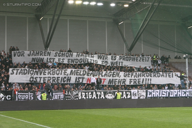 Rapid Wien - Sturm Graz
Oesterreichische Fussball Bundesliga, 31. Runde,  SK Rapid Wien - SK Sturm Graz, Gerhard Hanappi Stadion Wien, 22.04.2012. 

Foto zeigt Fans von Sturm mit einem Spruchband
Schlüsselwörter: protest