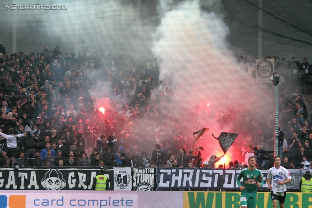 Rapid Wien - Sturm Graz
Oesterreichische Fussball Bundesliga, 31. Runde,  SK Rapid Wien - SK Sturm Graz, Gerhard Hanappi Stadion Wien, 22.04.2012. 

Foto zeigt Fans von Sturm
Schlüsselwörter: pyrotechnik