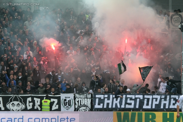 Rapid Wien - Sturm Graz
Oesterreichische Fussball Bundesliga, 31. Runde,  SK Rapid Wien - SK Sturm Graz, Gerhard Hanappi Stadion Wien, 22.04.2012. 

Foto zeigt Fans von Sturm
Schlüsselwörter: pyrotechnik