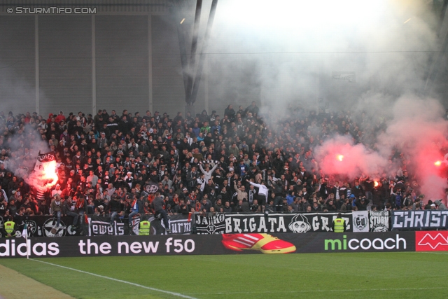 Rapid Wien - Sturm Graz
Oesterreichische Fussball Bundesliga, 31. Runde,  SK Rapid Wien - SK Sturm Graz, Gerhard Hanappi Stadion Wien, 22.04.2012. 

Foto zeigt Fans von Sturm
Schlüsselwörter: pyrotechnik