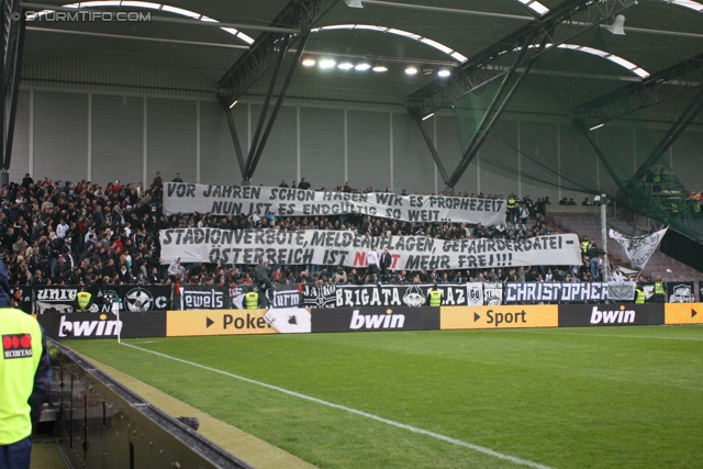 Rapid Wien - Sturm Graz
Oesterreichische Fussball Bundesliga, 31. Runde,  SK Rapid Wien - SK Sturm Graz, Gerhard Hanappi Stadion Wien, 22.04.2012. 

Foto zeigt Fans von Sturm mit einem Spruchband
