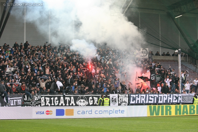 Rapid Wien - Sturm Graz
Oesterreichische Fussball Bundesliga, 31. Runde,  SK Rapid Wien - SK Sturm Graz, Gerhard Hanappi Stadion Wien, 22.04.2012. 

Foto zeigt Fans von Sturm
Schlüsselwörter: pyrotechnik