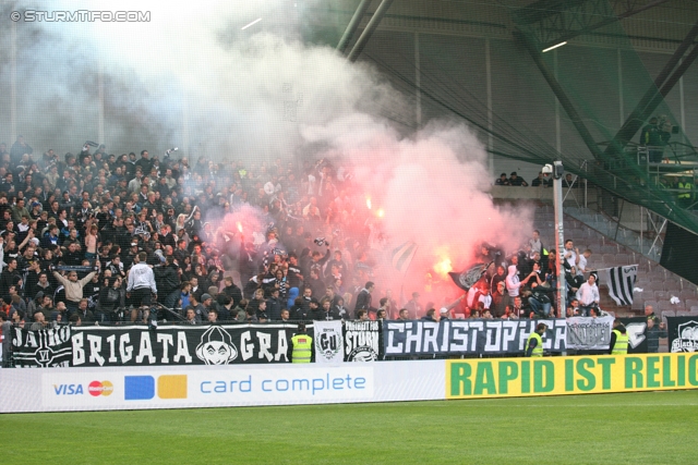 Rapid Wien - Sturm Graz
Oesterreichische Fussball Bundesliga, 31. Runde,  SK Rapid Wien - SK Sturm Graz, Gerhard Hanappi Stadion Wien, 22.04.2012. 

Foto zeigt Fans von Sturm
Schlüsselwörter: pyrotechnik