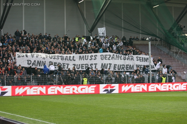 Rapid Wien - Sturm Graz
Oesterreichische Fussball Bundesliga, 31. Runde,  SK Rapid Wien - SK Sturm Graz, Gerhard Hanappi Stadion Wien, 22.04.2012. 

Foto zeigt Fans von Sturm mit einem Spruchband
Schlüsselwörter: protest