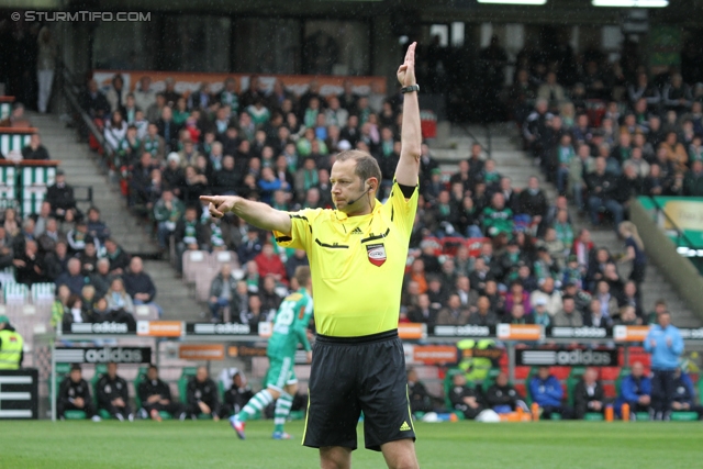 Rapid Wien - Sturm Graz
Oesterreichische Fussball Bundesliga, 31. Runde,  SK Rapid Wien - SK Sturm Graz, Gerhard Hanappi Stadion Wien, 22.04.2012. 

Foto zeigt Schiedsrichter Thomas Gangl
