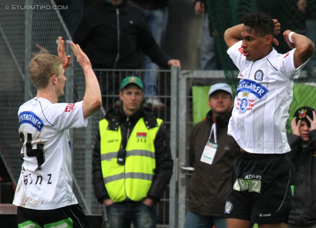 Rapid Wien - Sturm Graz
Oesterreichische Fussball Bundesliga, 31. Runde,  SK Rapid Wien - SK Sturm Graz, Gerhard Hanappi Stadion Wien, 22.04.2012. 

Foto zeigt Florian Kainz (Sturm) und Rubin Rafael Okotie (Sturm)
Schlüsselwörter: torjubel