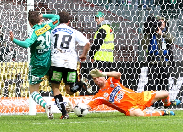 Rapid Wien - Sturm Graz
Oesterreichische Fussball Bundesliga, 31. Runde,  SK Rapid Wien - SK Sturm Graz, Gerhard Hanappi Stadion Wien, 22.04.2012. 

Foto zeigt Rene Gartler (Rapid), Joachim Standfest (Sturm) und Christian Gratzei (Sturm)
