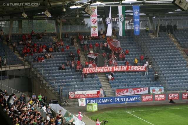 Sturm Graz - Kapfenberg
Oesterreichische Fussball Bundesliga, 32. Runde,  SK Sturm Graz - Kapfenberger SV 1919, Stadion Liebenau Graz, 28.04.2012. 

Foto zeigt Fans von Kapfenberg mit einem Spruchband
