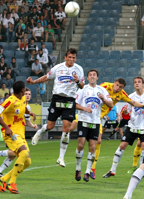 Sturm Graz - Kapfenberg
Oesterreichische Fussball Bundesliga, 32. Runde,  SK Sturm Graz - Kapfenberger SV 1919, Stadion Liebenau Graz, 28.04.2012. 

Foto zeigt Gerson Guimaraes Ferreira (Kapfenberg), Haris Bukva (Sturm), Joachim Standfest (Sturm) und Florian Neuhold (Sturm)
Schlüsselwörter: kopfball