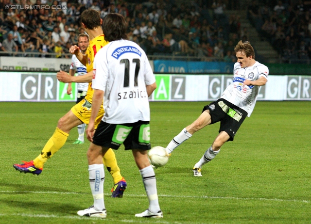 Sturm Graz - Kapfenberg
Oesterreichische Fussball Bundesliga, 32. Runde,  SK Sturm Graz - Kapfenberger SV 1919, Stadion Liebenau Graz, 28.04.2012. 

Foto zeigt Imre Szabics (Sturm) und Andreas Hoelzl (Sturm)
