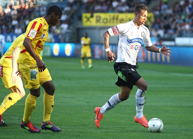 Sturm Graz - Kapfenberg
Oesterreichische Fussball Bundesliga, 32. Runde,  SK Sturm Graz - Kapfenberger SV 1919, Stadion Liebenau Graz, 28.04.2012. 

Foto zeigt Gerson Guimaraes Ferreira (Kapfenberg) und Rubin Rafael Okotie (Sturm)
