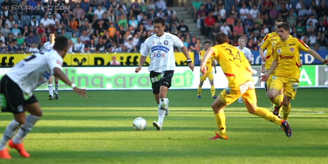 Sturm Graz - Kapfenberg
Oesterreichische Fussball Bundesliga, 32. Runde,  SK Sturm Graz - Kapfenberger SV 1919, Stadion Liebenau Graz, 28.04.2012. 

Foto zeigt Haris Bukva (Sturm) und Manfred Gollner (Kapfenberg)
