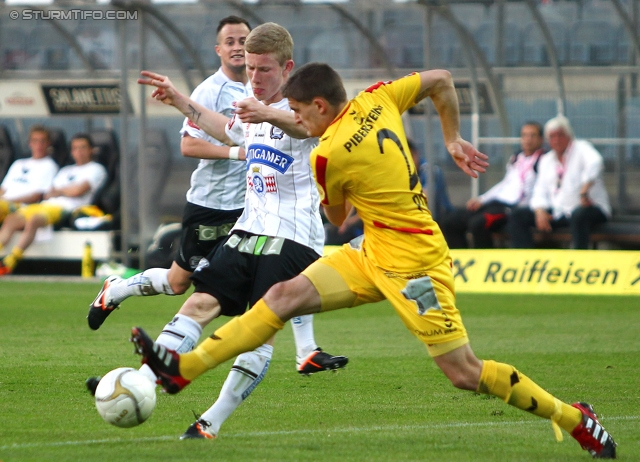 Sturm Graz - Kapfenberg
Oesterreichische Fussball Bundesliga, 32. Runde,  SK Sturm Graz - Kapfenberger SV 1919, Stadion Liebenau Graz, 28.04.2012. 

Foto zeigt Florian Kainz (Sturm) und Rene Pitter (Kapfenberg)
