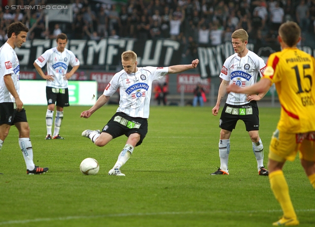 Sturm Graz - Kapfenberg
Oesterreichische Fussball Bundesliga, 32. Runde,  SK Sturm Graz - Kapfenberger SV 1919, Stadion Liebenau Graz, 28.04.2012. 

Foto zeigt Joachim Standfest (Sturm), Matthias Koch (Sturm), Florian Kainz (Sturm) und Mario Grgic (Kapfenberg)
Schlüsselwörter: freistoss