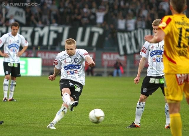 Sturm Graz - Kapfenberg
Oesterreichische Fussball Bundesliga, 32. Runde,  SK Sturm Graz - Kapfenberger SV 1919, Stadion Liebenau Graz, 28.04.2012. 

Foto zeigt Matthias Koch (Sturm), Florian Kainz (Sturm) und Mario Grgic (Kapfenberg)
Schlüsselwörter: freistoss