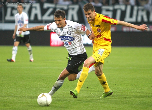 Sturm Graz - Kapfenberg
Oesterreichische Fussball Bundesliga, 32. Runde,  SK Sturm Graz - Kapfenberger SV 1919, Stadion Liebenau Graz, 28.04.2012. 

Foto zeigt Haris Bukva (Sturm) und Florian Lovin (Kapfenberg)
Schlüsselwörter: zweikampf