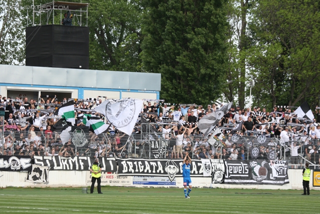 Wr. Neustadt - Sturm Graz
Oesterreichische Fussball Bundesliga, 33. Runde,  SC Wiener Neustadt - SK Sturm Graz, Stadion Wiener Neustadt, 05.05.2012. 

Foto zeigt Fans von Sturm
