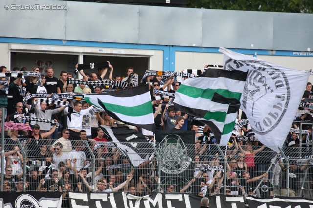 Wr. Neustadt - Sturm Graz
Oesterreichische Fussball Bundesliga, 33. Runde,  SC Wiener Neustadt - SK Sturm Graz, Stadion Wiener Neustadt, 05.05.2012. 

Foto zeigt Fans von Sturm
