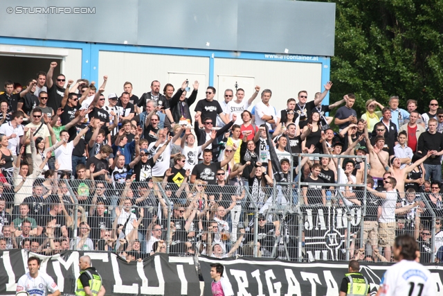 Wr. Neustadt - Sturm Graz
Oesterreichische Fussball Bundesliga, 33. Runde,  SC Wiener Neustadt - SK Sturm Graz, Stadion Wiener Neustadt, 05.05.2012. 

Foto zeigt Fans von Sturm
