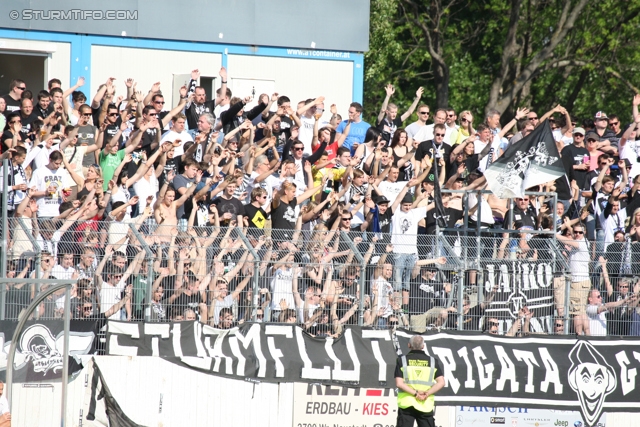 Wr. Neustadt - Sturm Graz
Oesterreichische Fussball Bundesliga, 33. Runde,  SC Wiener Neustadt - SK Sturm Graz, Stadion Wiener Neustadt, 05.05.2012. 

Foto zeigt Fans von Sturm
