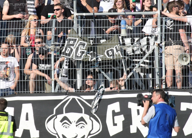 Wr. Neustadt - Sturm Graz
Oesterreichische Fussball Bundesliga, 33. Runde,  SC Wiener Neustadt - SK Sturm Graz, Stadion Wiener Neustadt, 05.05.2012. 

Foto zeigt Fans von Sturm
