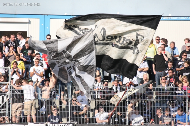 Wr. Neustadt - Sturm Graz
Oesterreichische Fussball Bundesliga, 33. Runde,  SC Wiener Neustadt - SK Sturm Graz, Stadion Wiener Neustadt, 05.05.2012. 

Foto zeigt Fans von Sturm
