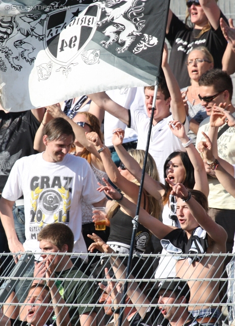 Wr. Neustadt - Sturm Graz
Oesterreichische Fussball Bundesliga, 33. Runde,  SC Wiener Neustadt - SK Sturm Graz, Stadion Wiener Neustadt, 05.05.2012. 

Foto zeigt Fans von Sturm
